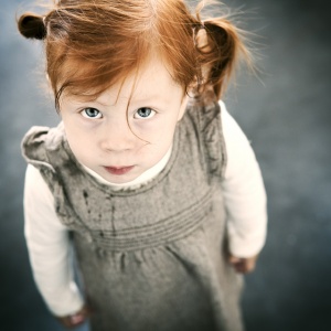 Regard d'enfant rousse