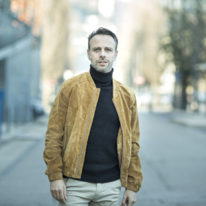 portrait d'un homme dans le quartier de confluence à Lyon avec montre Hugo boss