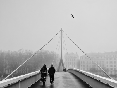 Passerelle du palais de Justice à lyon sous le brouillard